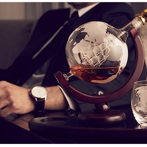 Galleon whiskey decanter globe set with etched whiskey glasses - Picture 3 of 9